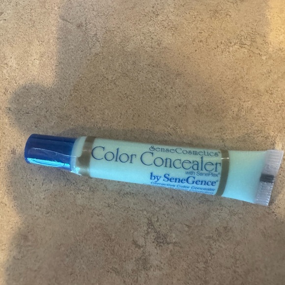 - - Green concealer by Senegence - Picture 1 of 2